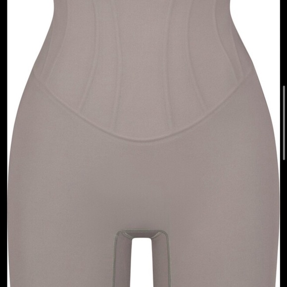 Skims Bonded Corset Group - Picture 2 of 9